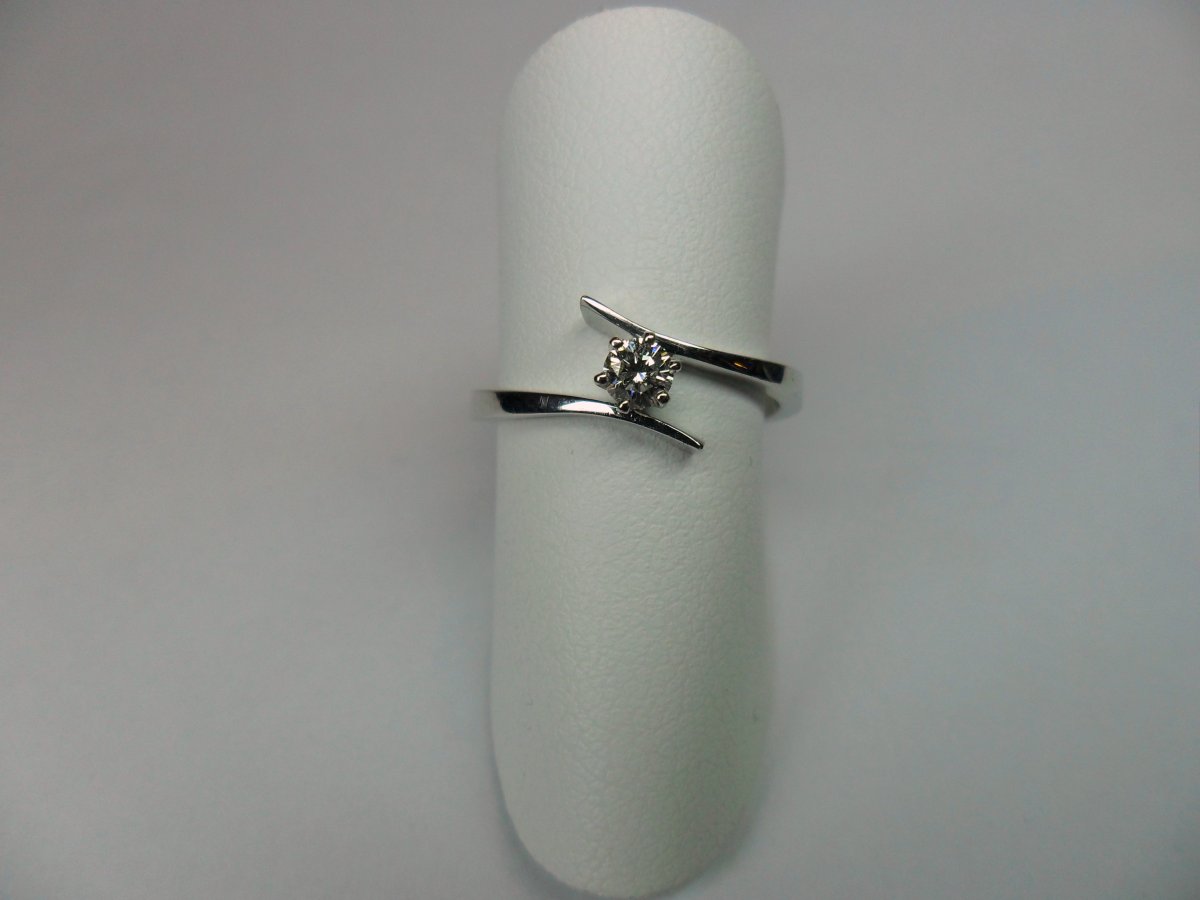 Twisted solitaire ring